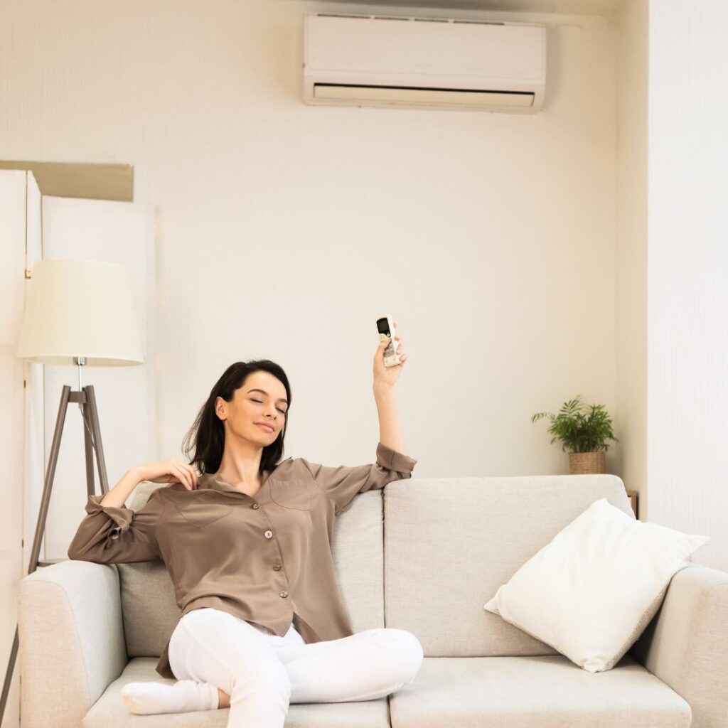mujer disfruta de aire acondicionado